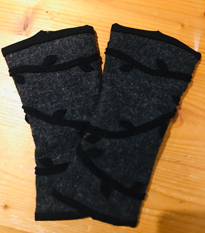 Handstulpen in anthrazit mit schwarzen Blättermuster und Innenfutter