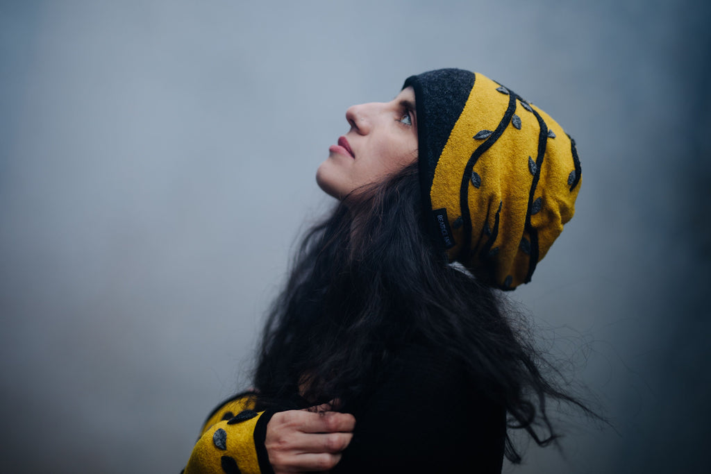 Haube „Leetah“ mit Blättermuster in gelb