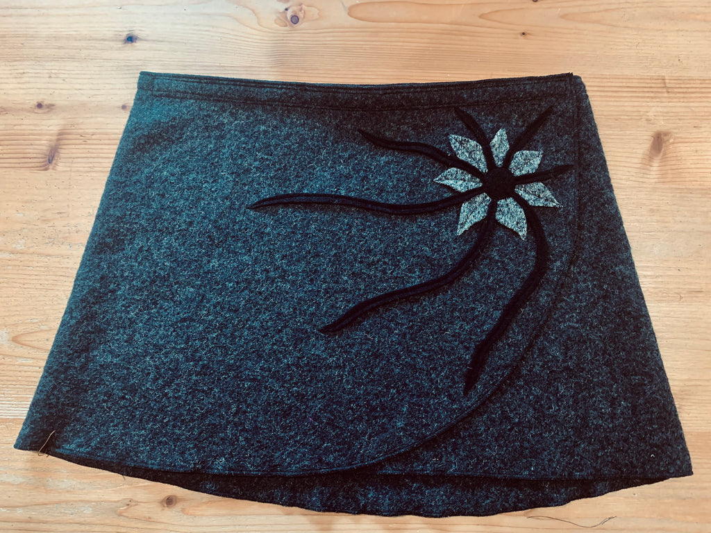 Wickelrock/Hüftwärmer in anthrazit mit Blume