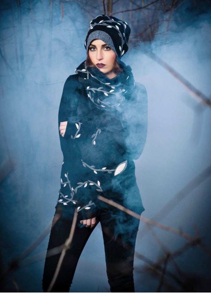 Haube „Leetah“ mit Blättermuster in schwarz/grau/weiß