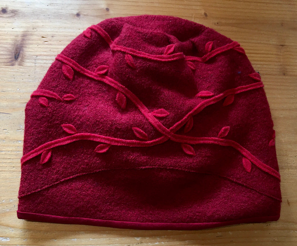 Haube „Leetah“ mit Blättermuster in rot/ gefüttert