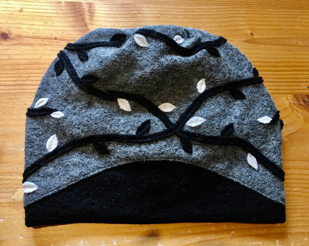 Haube „Leetah“ mit Blättermuster in grau mit Innenfutter