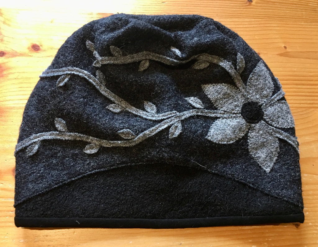 Haube „Leetah“ mit seitlicher Blume und Blätterranken in grau mit Innenfutter