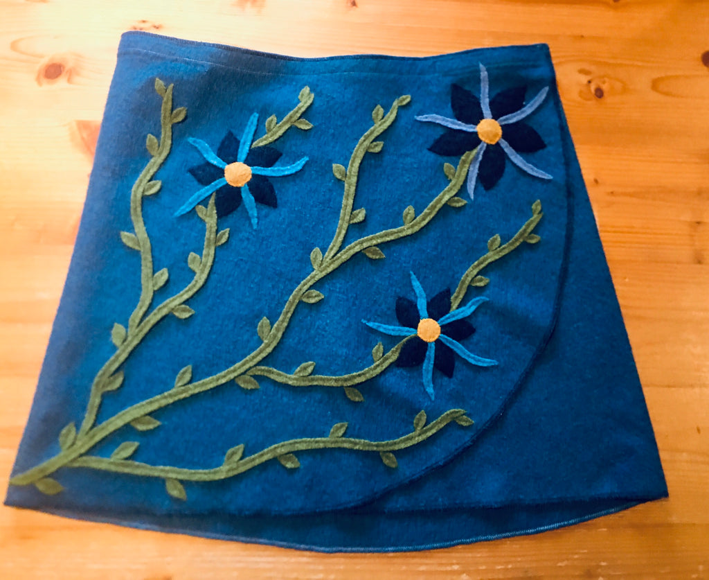 Wickelrock „Flower Power“ mit Blumenranken/blau