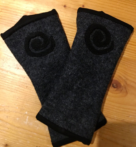 Handstulpen in anthrazit mit schwarzer Spirale und Innenfutter