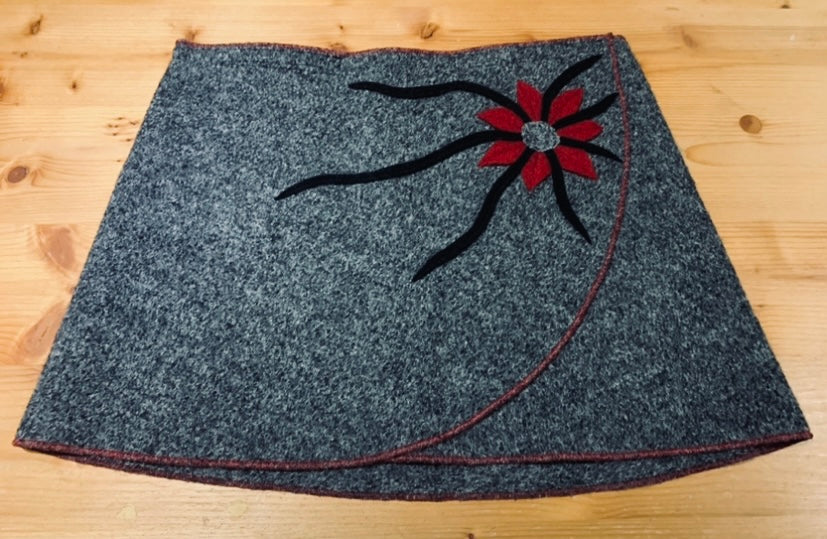 Hüftwärmer/Wickelrock anthrazit mit roter Blume