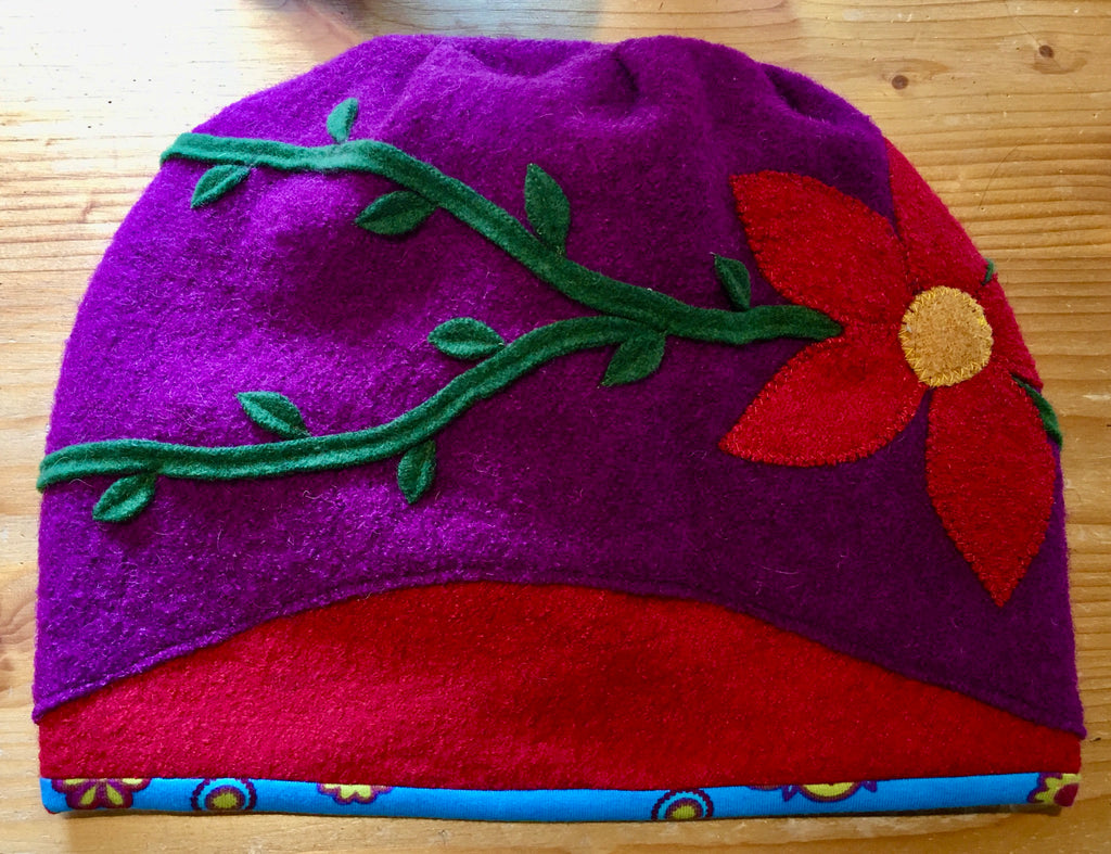 Haube „Leetah“ im Flower-Power Look mit Innenfutter