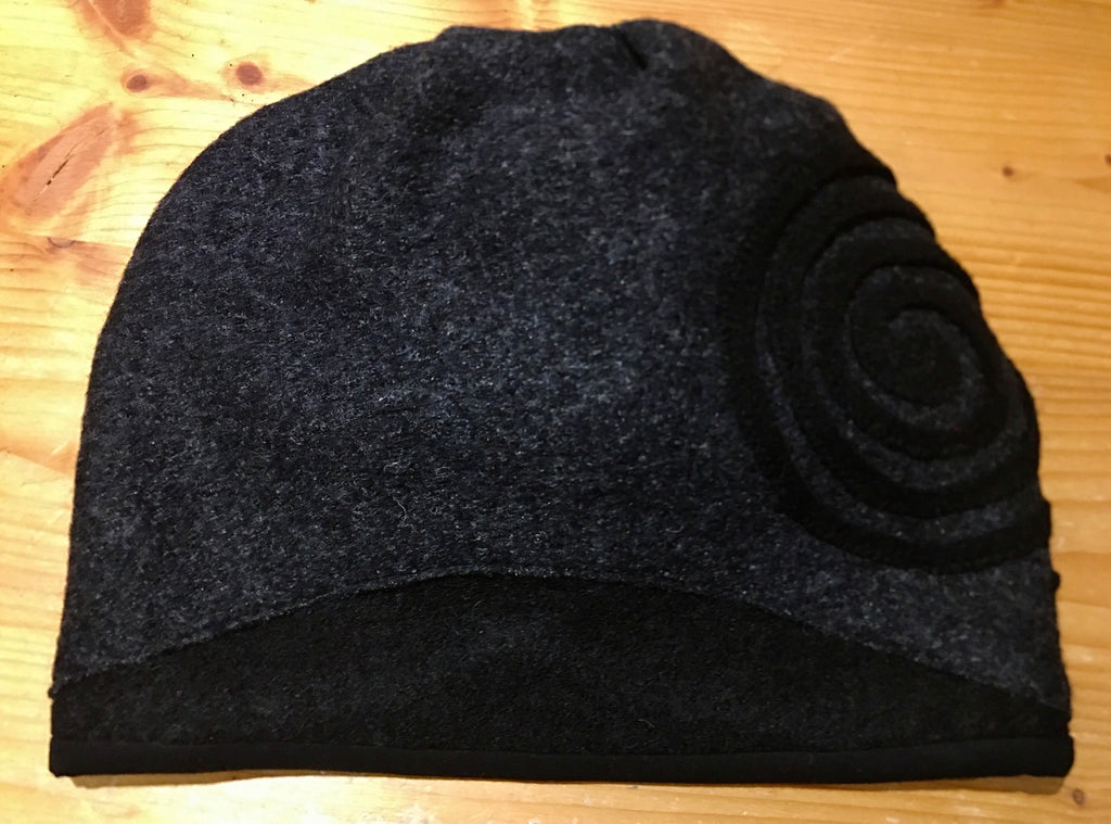 Haube „Leetah“ mit Spirale in anthrazit mit Innenfutter
