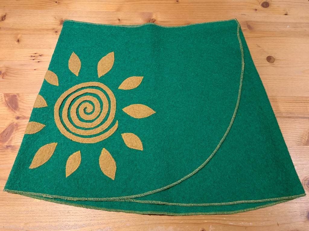 Wickelrock/Hüftwärmer/grün mit gelber Sonnenspirale