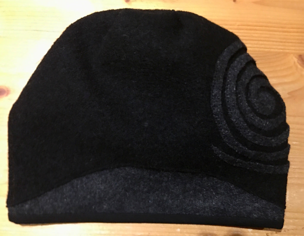 Haube „Leetah“ mit Spirale in schwarz mit Innenfutter