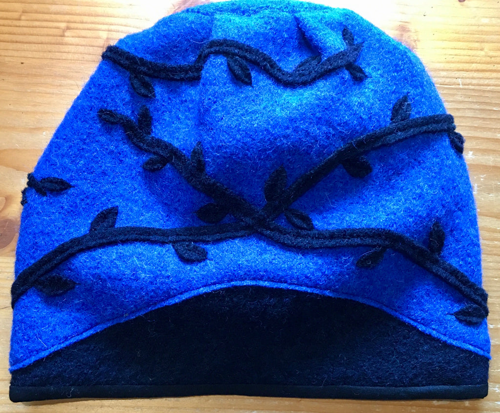 Haube „Leetah“ mit Blättermuster in blitzblau/ gefüttert