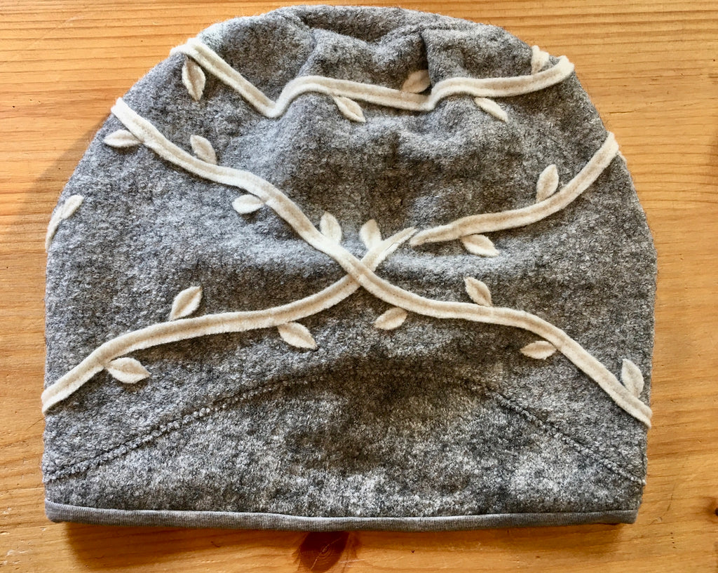 Haube „Leetah“ mit Blättermuster in hellgrau