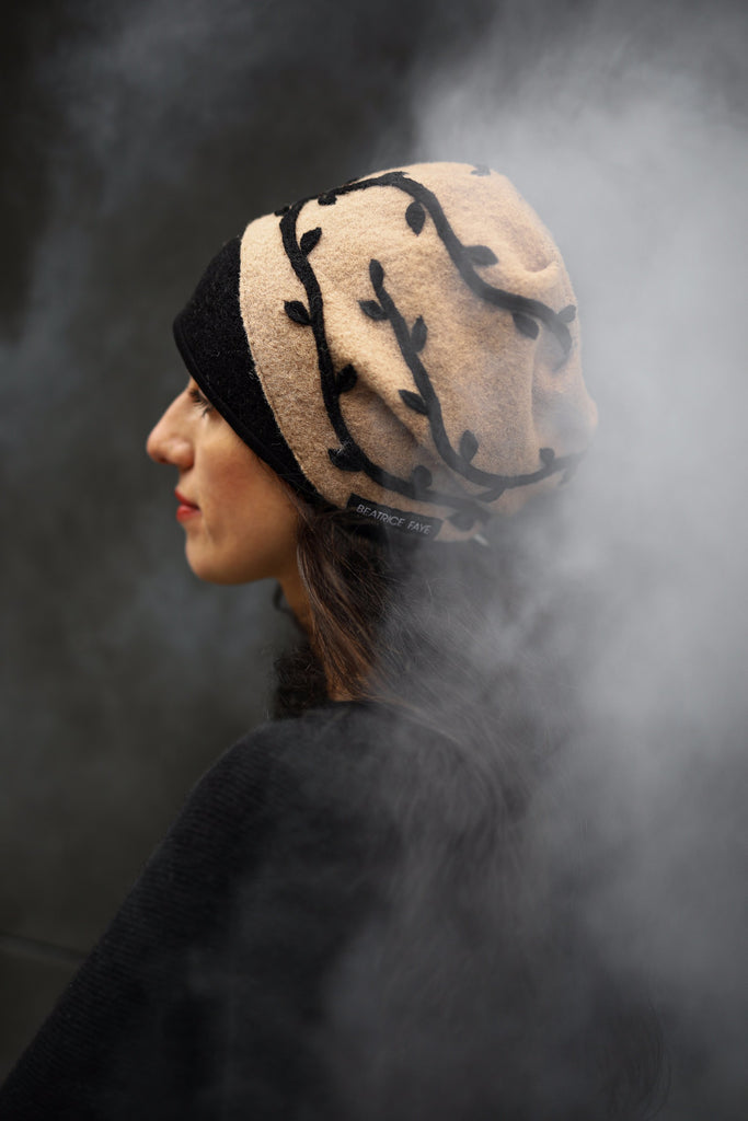 Haube „Leetah“ mit Blättermuster in camel: gefüttert