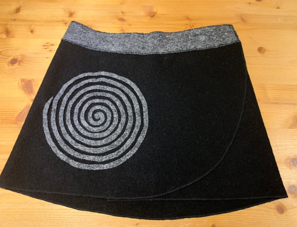 Wickelrock/Hüftwärmer in schwarz mit Spirale in grau melliert
